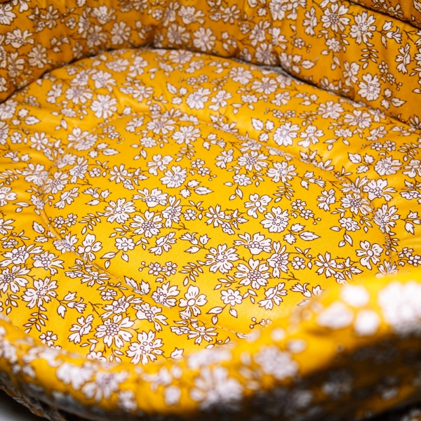 Лежанка овЛежанка овальная стеганая поролоновая хлопок Цветы на желтом 52*46*20см/DONBARON